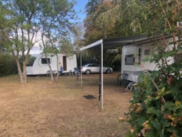 Kampeerplaats(en) - Comfortplaats 100 / 150M² (1 Tent, 1 Caravan Of 1 Camper) + Elektriciteit + Water / Afvoer - Camping du Lac de Saint Cyr