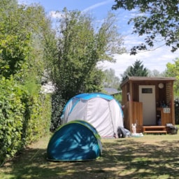 Kampeerplaats(en) - Premium Staanplaats 100M2 (1 Tent, 1 Caravan Of 1 Camper), Elektriciteit 10A + Privé Sanitair - Camping du Lac de Saint Cyr
