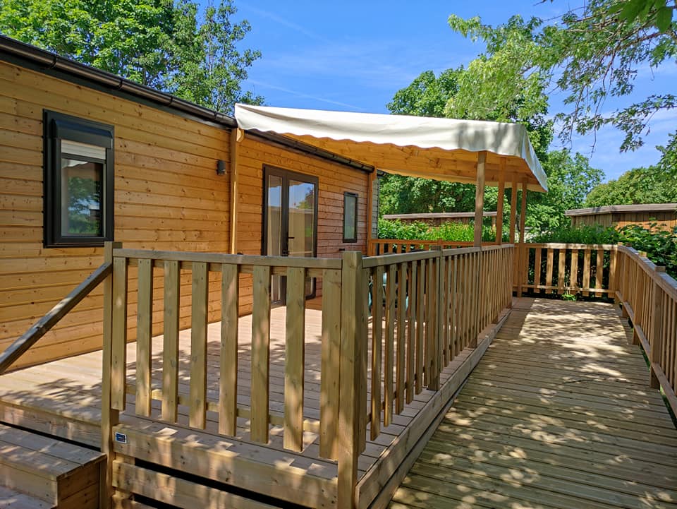 Location - Mobil-Home 30M² (2 Chambres) + Grande Terrasse Semi-Couverte De 15M2 - Accès Pmr - Camping du Lac de Saint-Cyr