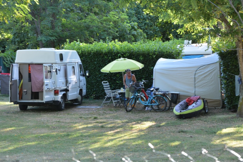 Stellplatz Camping ( Zelt oder Wohnwagen + Fahrzeug )
