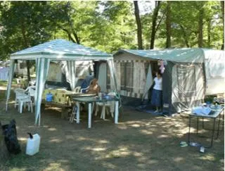 Stellplatz - Stellplatz + Fahrzeug - image n°2 - Camping Les Acacias