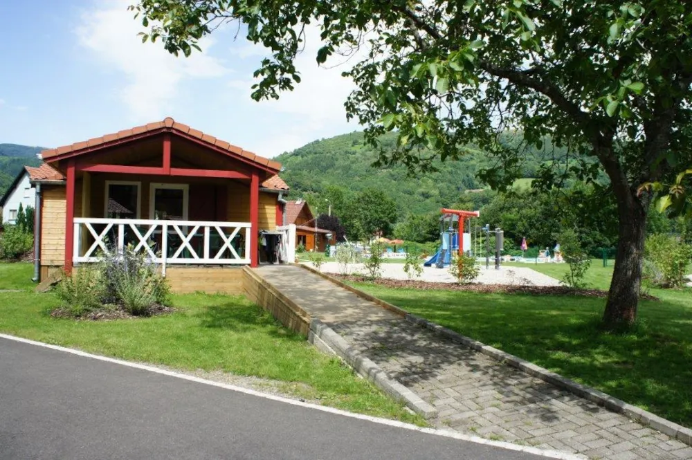 Location - Chalet Confort 35 M² (2 Chambres) + Terrasse Couverte - Adapté Pour Les Personnes À Mobilité Réduite - Flower Camping Les Bouleaux