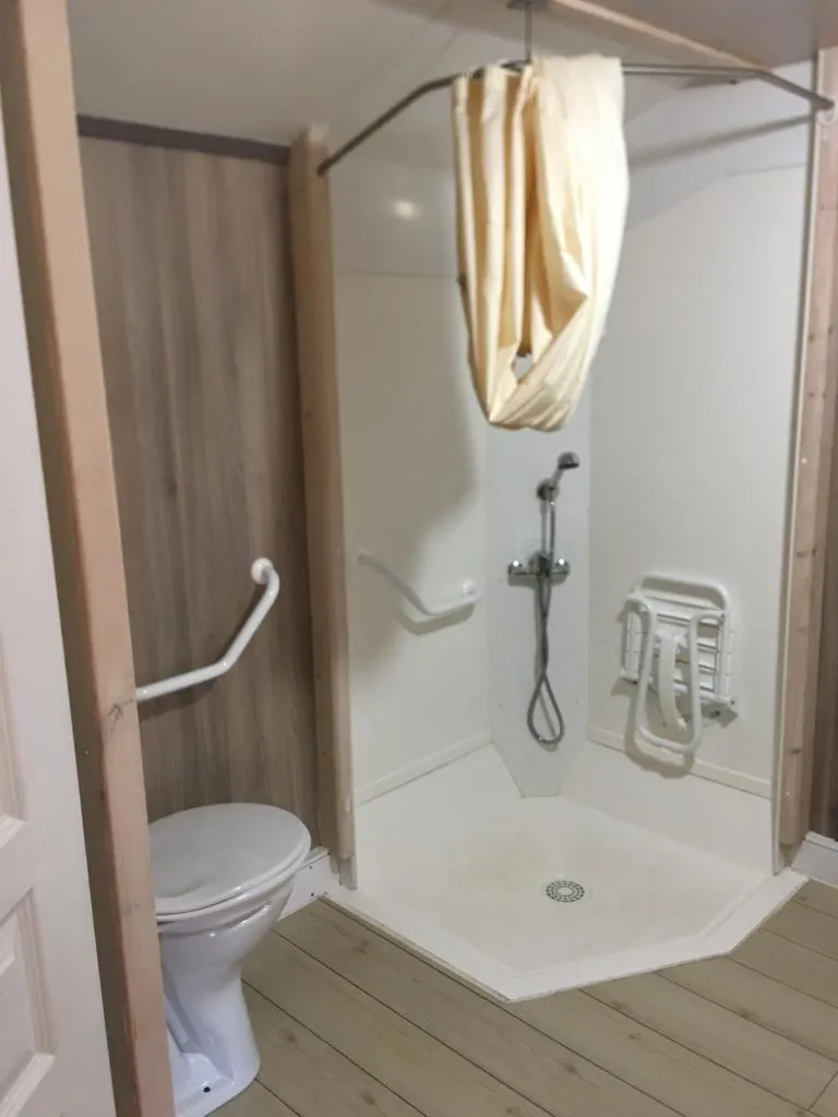 Chalet Confort 35 M² (2 Chambres) + Terrasse Couverte - Adapté Pour Les Personnes À Mobilité Réduite