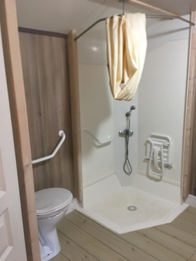 COMFORT Chalet 35 m² (2 bedrooms) + sheltered terrace - adapted to the people with reduced mobility