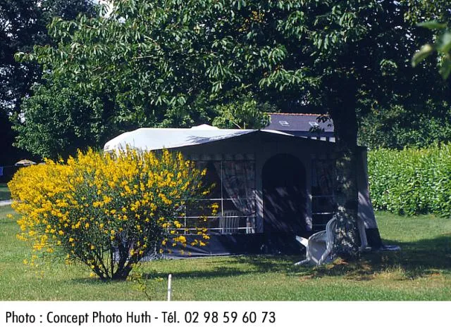 Emplacement En Camping, Spacieux, Semi-Ombragé, Équipé En Eau Et Électricité.