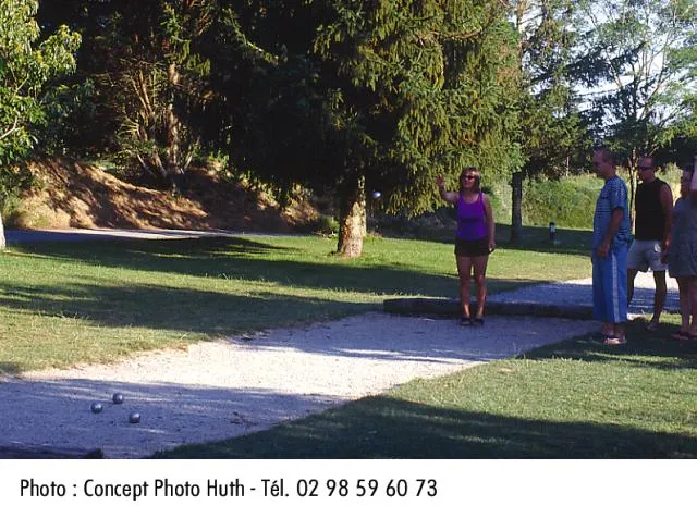 Emplacement En Camping, Spacieux, Semi-Ombragé, Équipé En Eau Et Électricité.