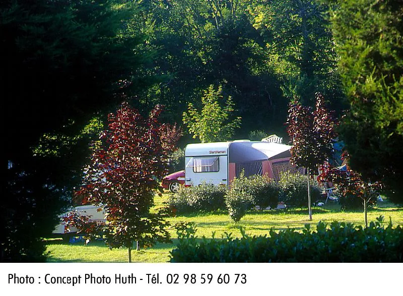 Emplacement En Camping, Spacieux, Semi-Ombragé, Équipé En Eau Et Électricité.