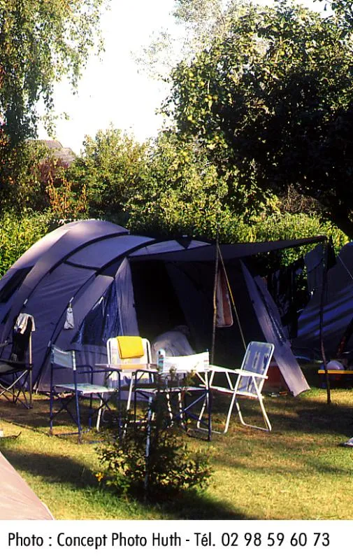 Emplacement En Camping, Spacieux, Semi-Ombragé, Équipé En Eau Et Électricité.