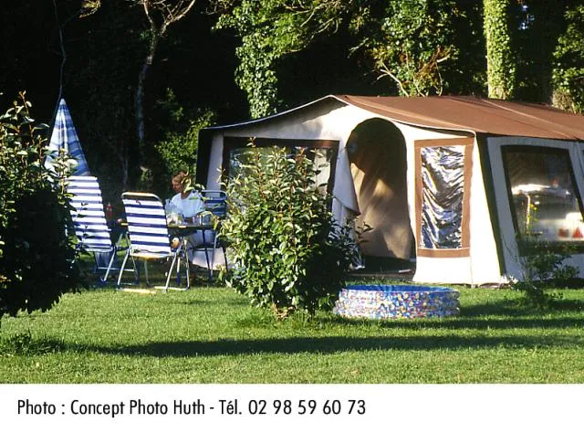 Emplacement En Camping, Spacieux, Semi-Ombragé, Équipé En Eau Et Électricité.