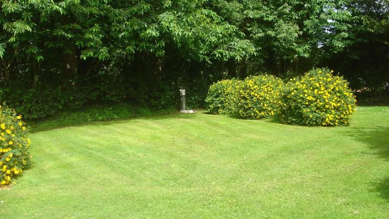 Emplacement En Camping, Spacieux, Semi-Ombragé, Équipé En Eau Et Électricité.