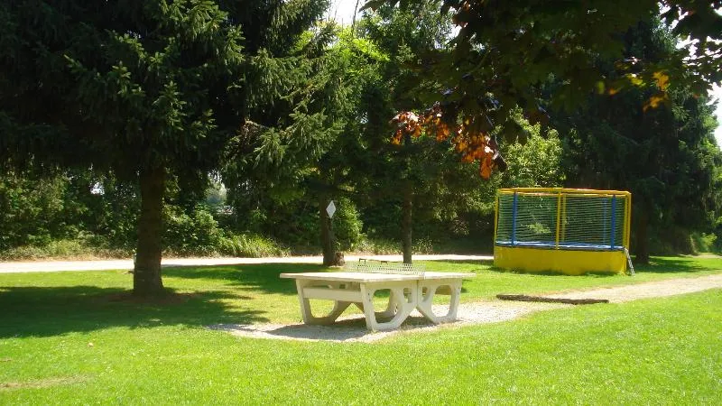 Emplacement En Camping, Spacieux, Semi-Ombragé, Équipé En Eau Et Électricité.