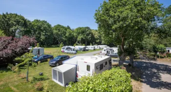 Stellplatz - Camping-Stellplatz + 1 Fahrzeug + Strom - Domaine du Logis