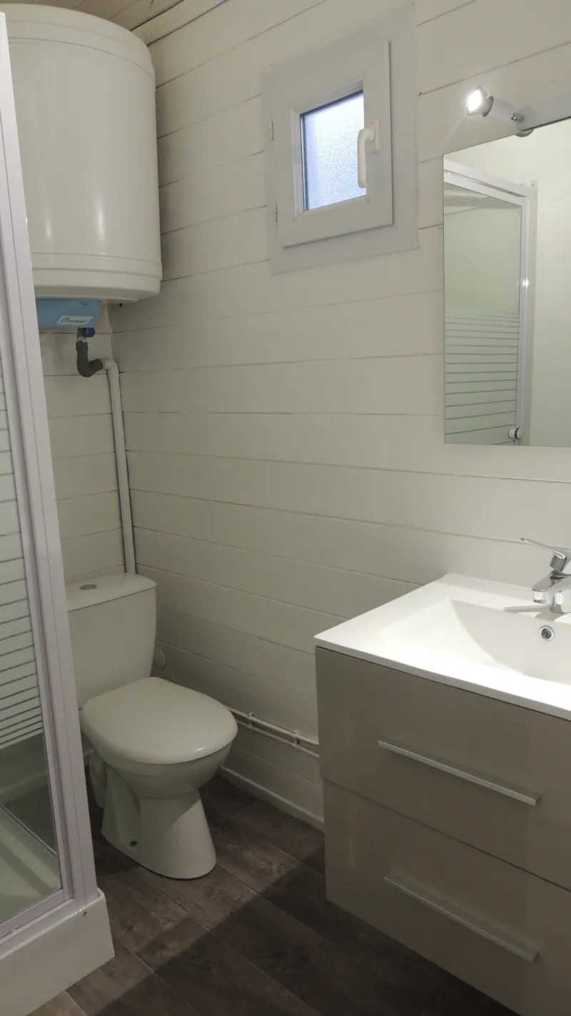 Chalet Confort + 27M² Climatisé (2 Chambres)/ Lave Vaisselle / Tv  Incluse / Climatisation- Terrasse Couverte