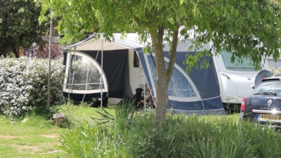 Comfort Package (1 tent, caravan or motorhome / 1 car / electricity 16A) — 3