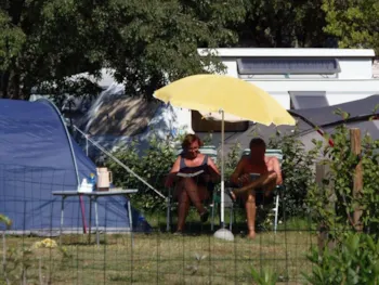 Stellplatz - Stellplatz Nature Ohne Strom (Zelt, Wohnwagen, Wohnmobil / 1 Auto) - Camping Domaine de Gajan