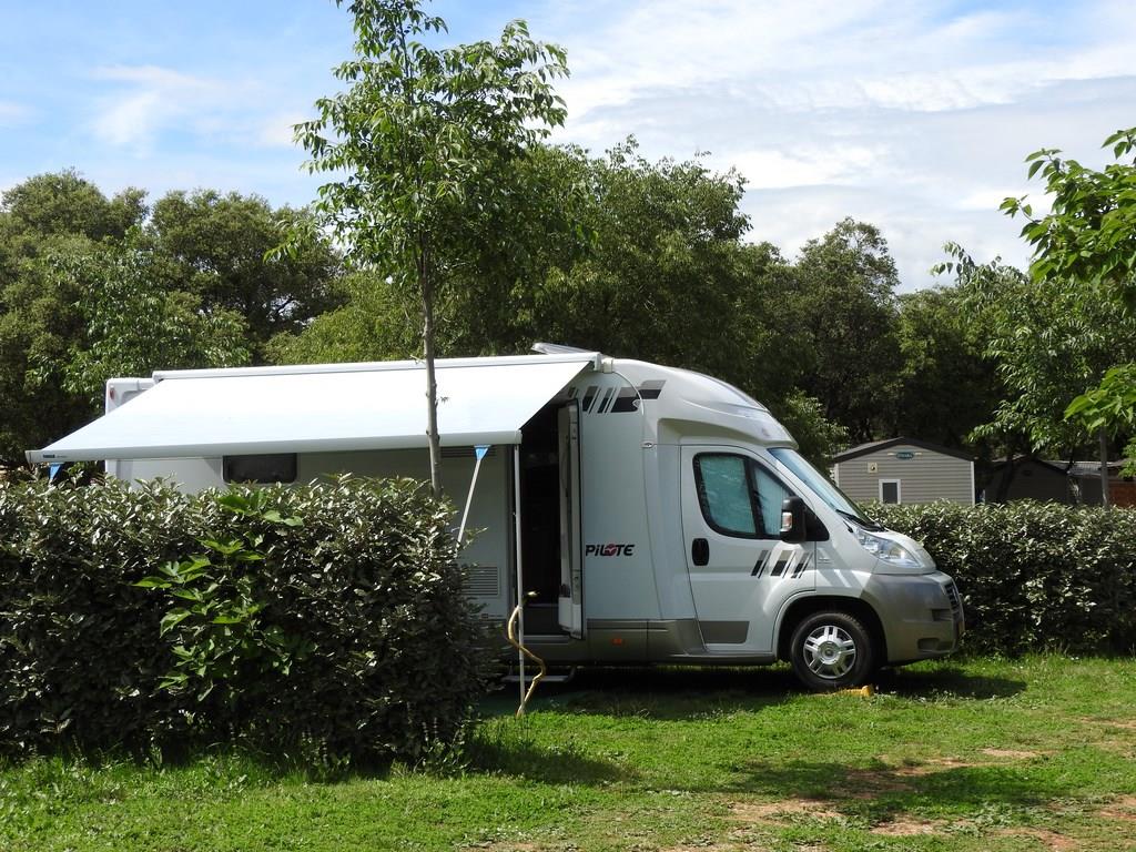 Emplacement - Forfait Confort (1 Tente Ou Caravane Ou Camping-Car / 1 Voiture / Électricité 16A) - Flower Camping Domaine de Gajan