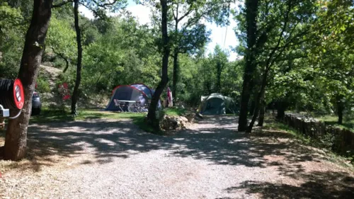 Pitch - Pitch (2 Persons / 1 Tent Or 1 Caravan / 1 Vehicle ) - image n°3 - Camping Ibie