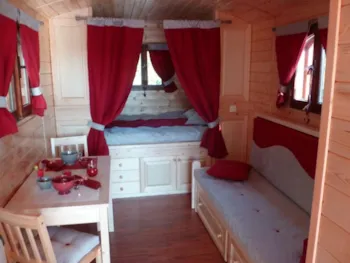 Mietunterkunft - Planwagen  21M² / 1 Schlafzimmer - Terrasse 3M² - Camping de la Treille
