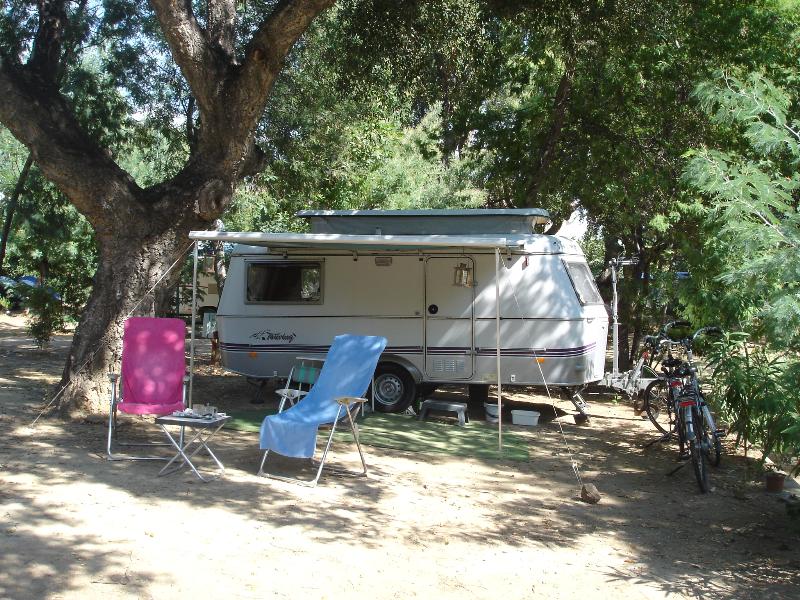 Emplacement - Forfait Empl. Pour 3 Personnes + Véhicule + Tente Ou Caravane + Electricité (Max. 6 Pers) - Camping de la Treille