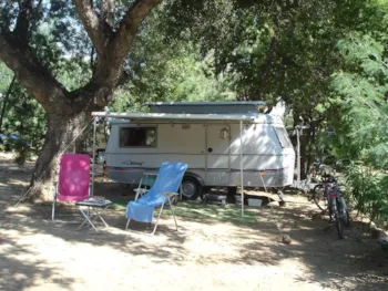 Stellplatz - Stellplatz Mit 1 Fahrzeug + 1 Zelt Oder Wohnwagen + Strom - Camping de la Treille
