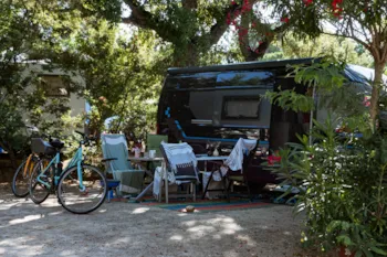 Stellplatz - Stellplatz Mit 1 Fahrzeug + 1 Zelt Oder Wohnwagen + Strom - Camping de la Treille