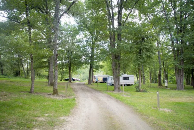 Forfait Emplacement Et 1/ 2 Personnes + 1 Tente Ou Caravane Et Un Véhicule Ou Camping Car Seul.