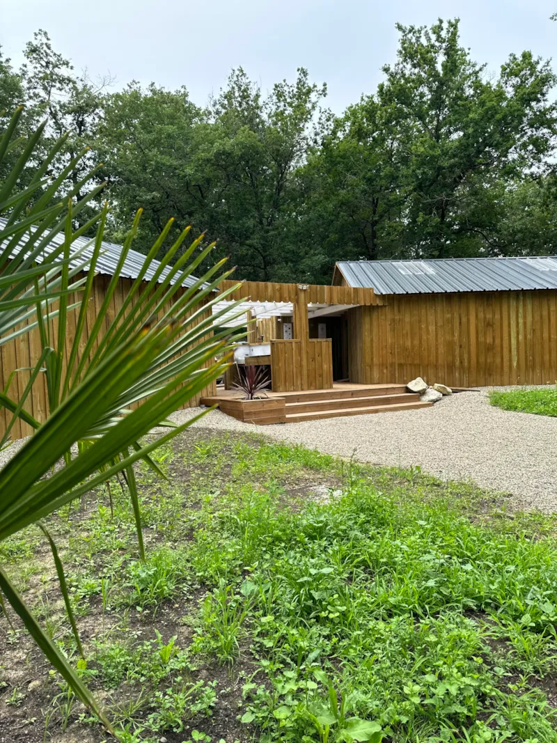 Forfait Emplacement Et 1/ 2 Personnes + 1 Tente Ou Caravane Et Un Véhicule Ou Camping Car Seul.