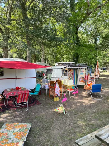 Stellplatz - Paket Pro Nacht: Lage + 1 Person + 1 Zelt. - Camping les Lacs d'Armagnac
