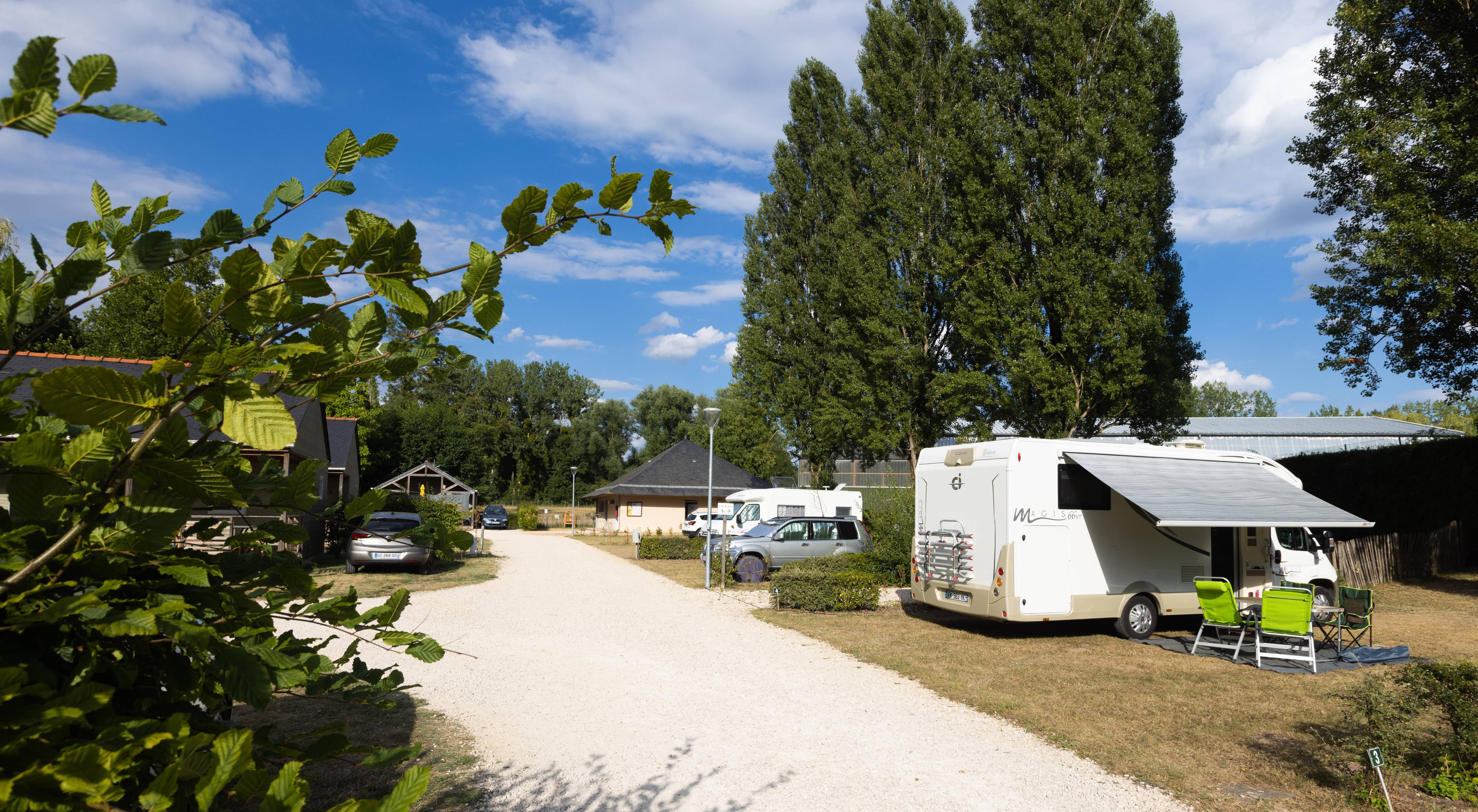 Emplacement avec électricité + 1 voiture + tente, caravane ou camping-car