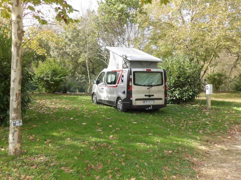 Emplacement Camping-car/Véhicule+Caravane + Electricité 10A pour 2 pers.