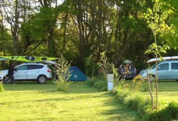 Stellplatz - Pauschale : Stellplatz + Auto + Zelt Oder Wohnwagen - Camping La Fontaine du Hallate en Morbihan