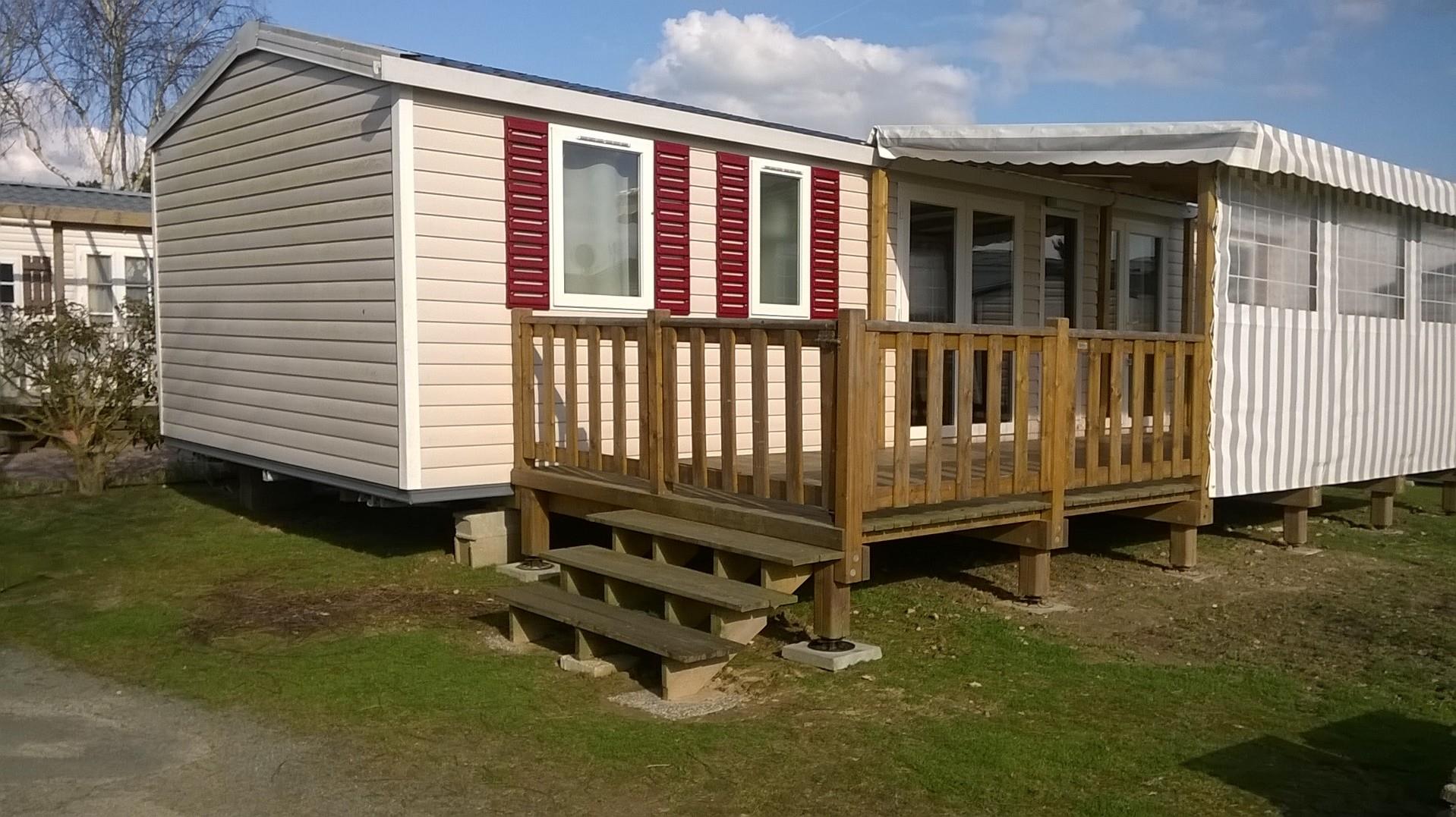 3-bedroom mobile home, 6-person, 36 m² double-slope roof with semi-covered wood terrace