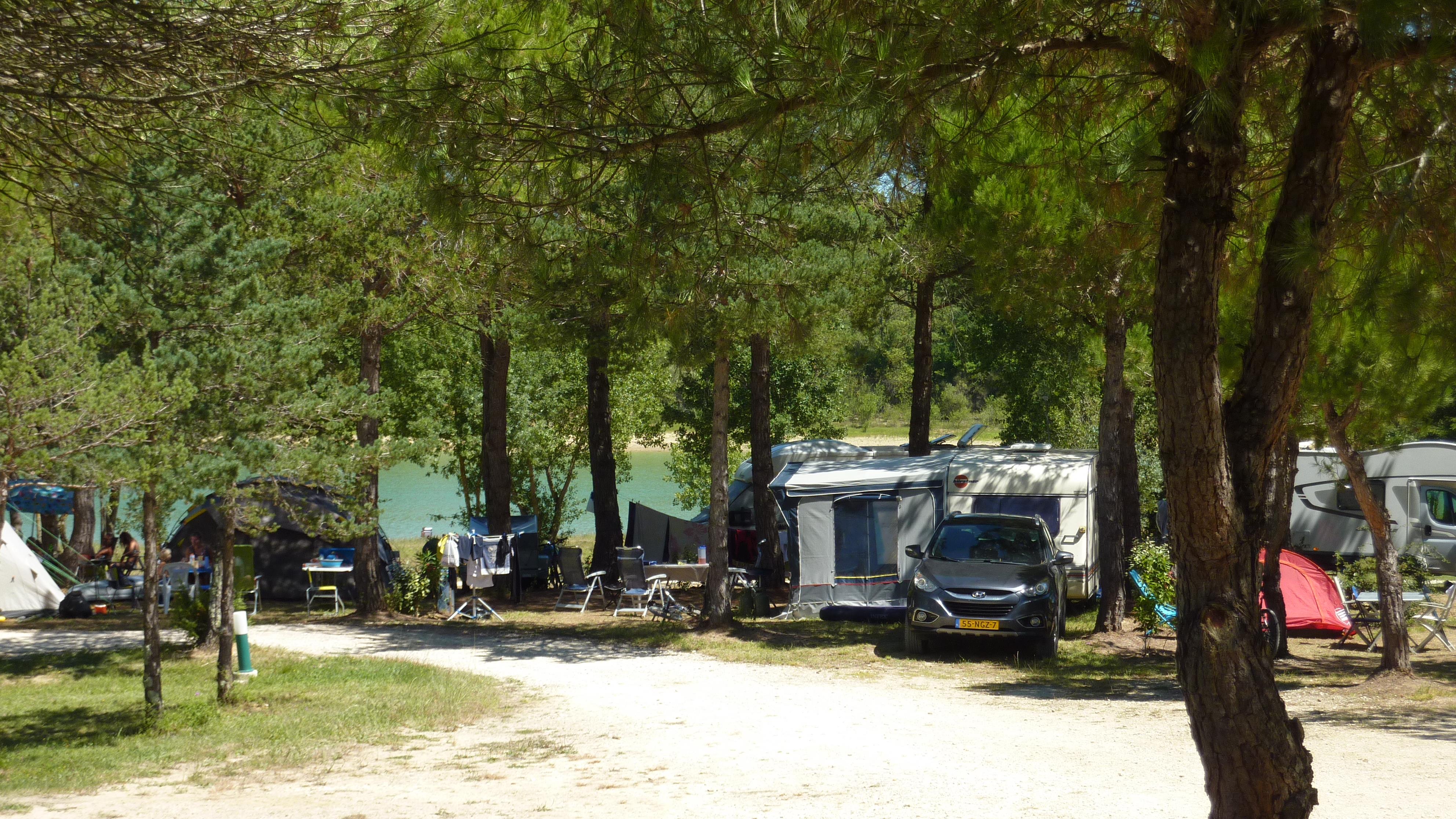 Emplacement Confort  (1 tente, caravane ou camping car / 1 voiture)