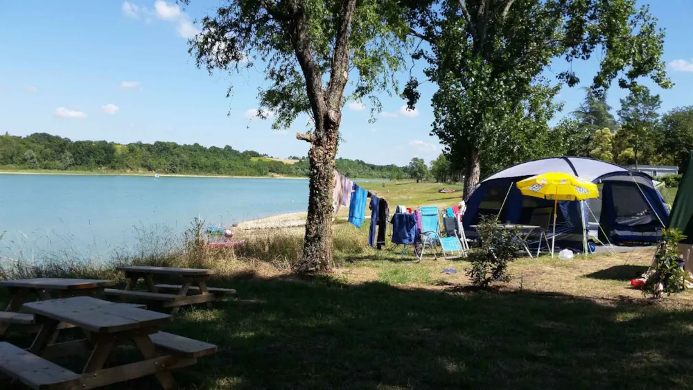Standplaats Comfort aan her meer (1 tent of caravan of camper / 1 auto
