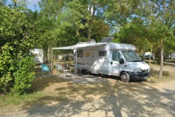 Stellplatz - Confort-Stellplatzpaket - Camping Le Lac de Thoux