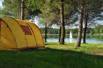 Stellplatz - Confort Pitch-Paket Für Zelt - Seeblick - Camping Le Lac de Thoux