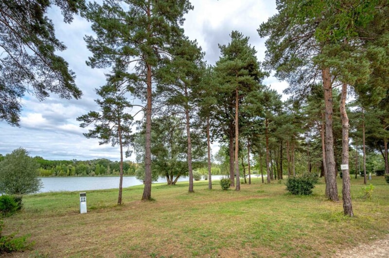 Komfort-Stellplatzpaket, groß – Blick auf den See