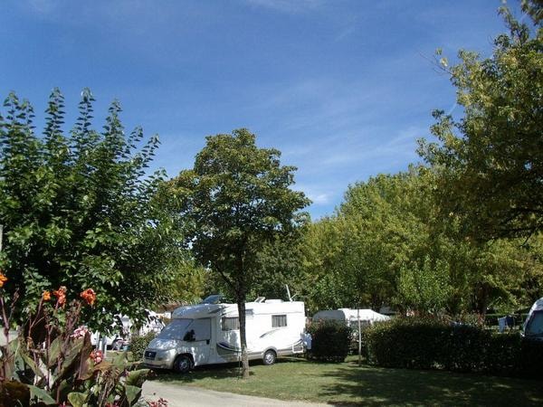 Forfait camping (emplacement, 2 personnes, 1 véhicule)