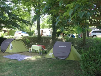Emplacement - Forfait Emplacement Nature Sans Électricité (Pour Tente, Caravane Et Camping-Car). - Camping le Grand Cerf