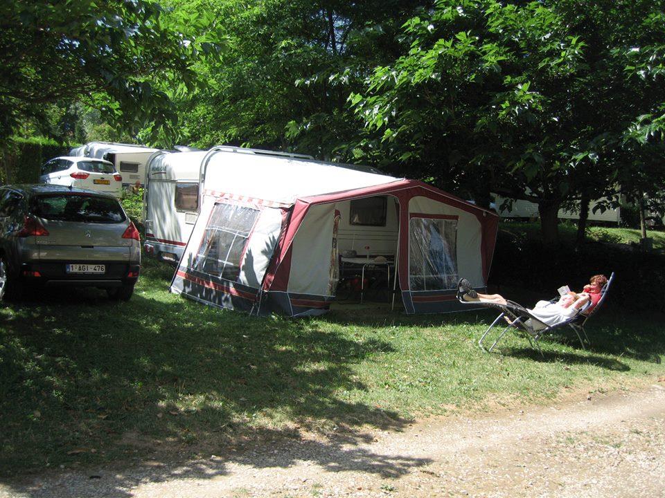 Kampeerplaats - Pakket Staanplaats Comfort Met Elektriciteit 10A (Voor Tenten, Caravans En Campers) - Camping le Grand Cerf