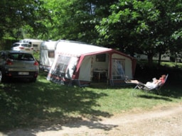 Kampeerplaats(en) - Pakket Staanplaats Comfort Met Elektriciteit 10A (Voor Tenten, Caravans En Campers) - Camping le Grand Cerf