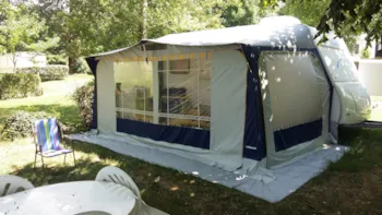 Location - Caravane Avec Auvent Sans Sanitaires, 1 Chambre - Camping le Grand Cerf