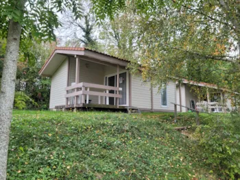 Location - Chalet Confort (30M²) Avec Terrasse Couverte, 2 Chambres - Camping le Grand Cerf