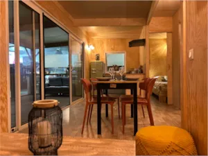 Locatif - Chalet PREMIUM (35m²) , 2 chambres, Clim, TV, Lave-vaisselle, lit Queen size - Camping le Grand Cerf