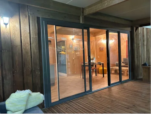 Mietunterkunft - Chalet Premium (35M²) , 2 Schlafzimmer, Klimaanlage, Tv, Geschirrspüler, Queensize-Bett - image n°3 - Camping le Grand Cerf