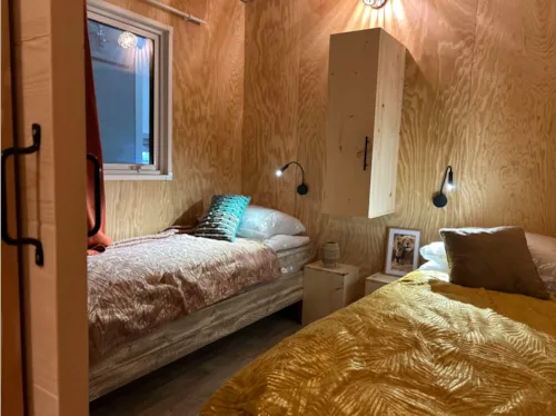 Mietunterkunft - Chalet Premium (35M²) , 2 Schlafzimmer, Klimaanlage, Tv, Geschirrspüler, Queensize-Bett - image n°4 - Camping le Grand Cerf