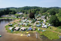 Stellplatz - Stellplatz Privilège (Zelt, Wohnwagen, Wohnmobil / 1 Auto / Strom10a) - Flower Camping Le Port de Neuvic