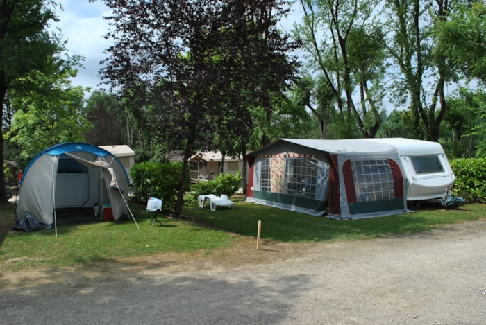 Emplacement Tente, Caravane, Camping Car (1Pers Inclus)