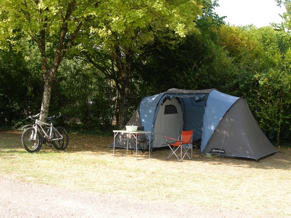 Emplacement - Forfait Randonneur : Emplacement + 1 Pers + 1 Tente + 1 Vélo (Vélodyssée) - Camping du Petit Pont