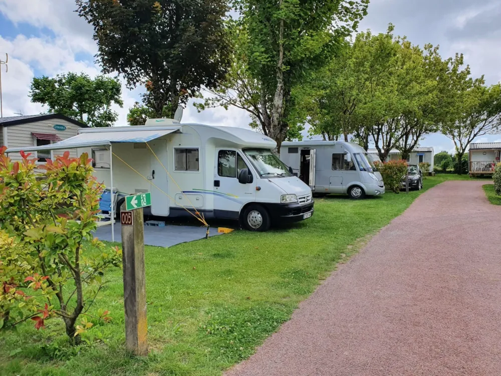 Emplacement - Forfait Emplacement + 1 Véhicule - Camping du Petit Pont